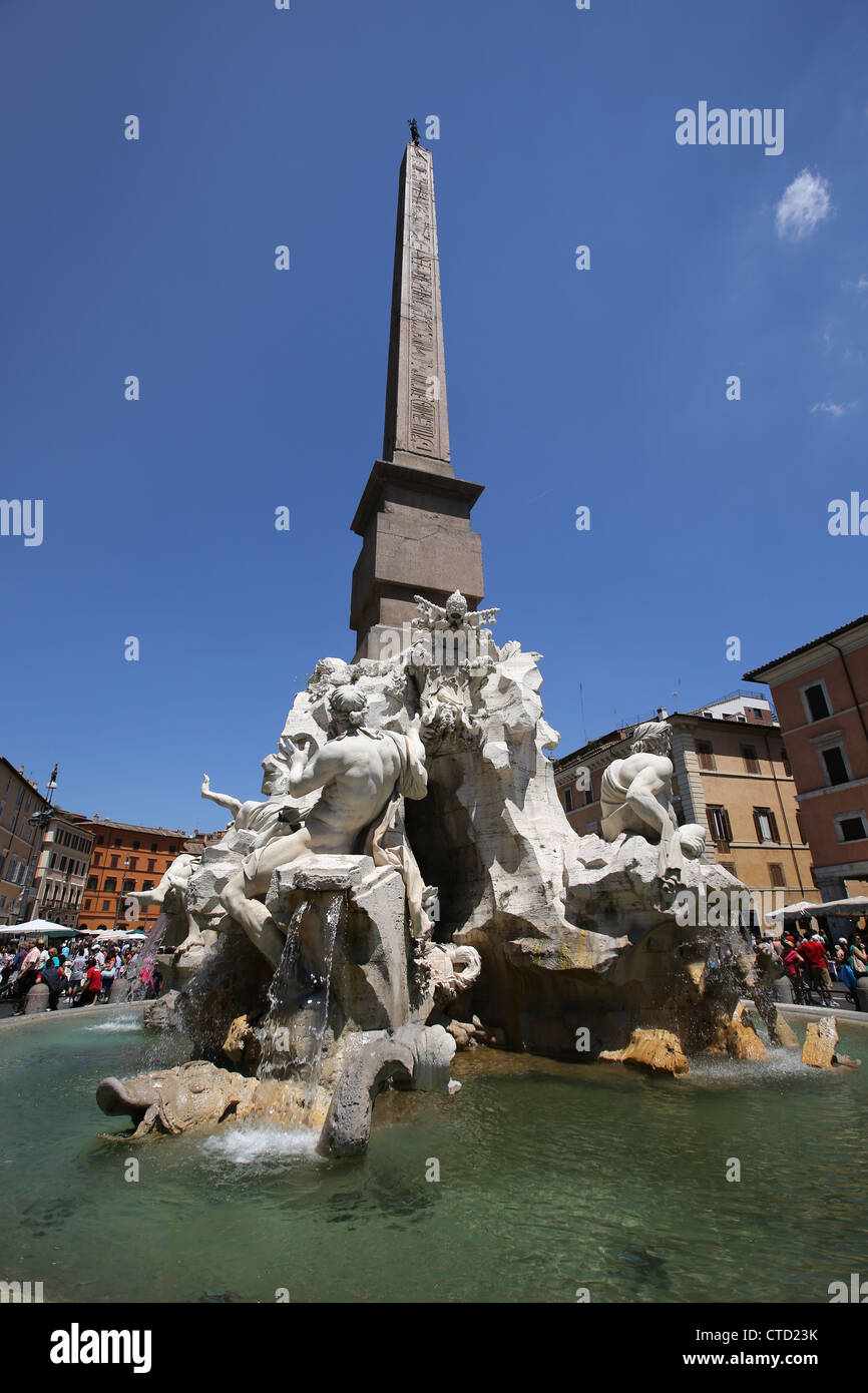 Ville de Rome, Italie. Vue pittoresque du milieu du 17e siècle Gian Lorenzo Bernini conçus Fontaine des Quatre Fleuves. Banque D'Images