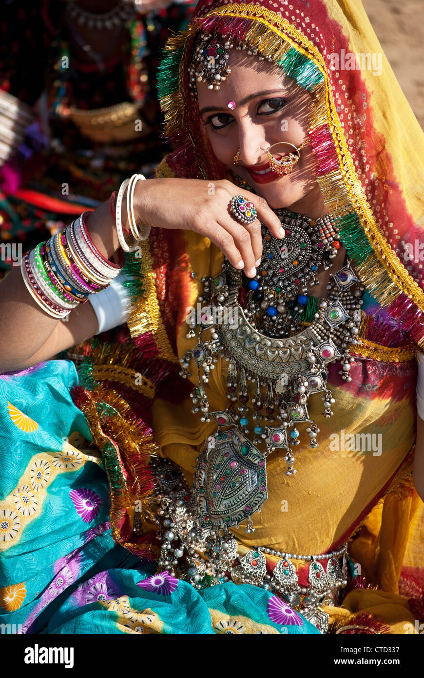 Une Belle Femme Indienne Avec Ornements Traditionnels Et Des Robes A Pushkar Fair Rajastan Inde Photo Stock Alamy