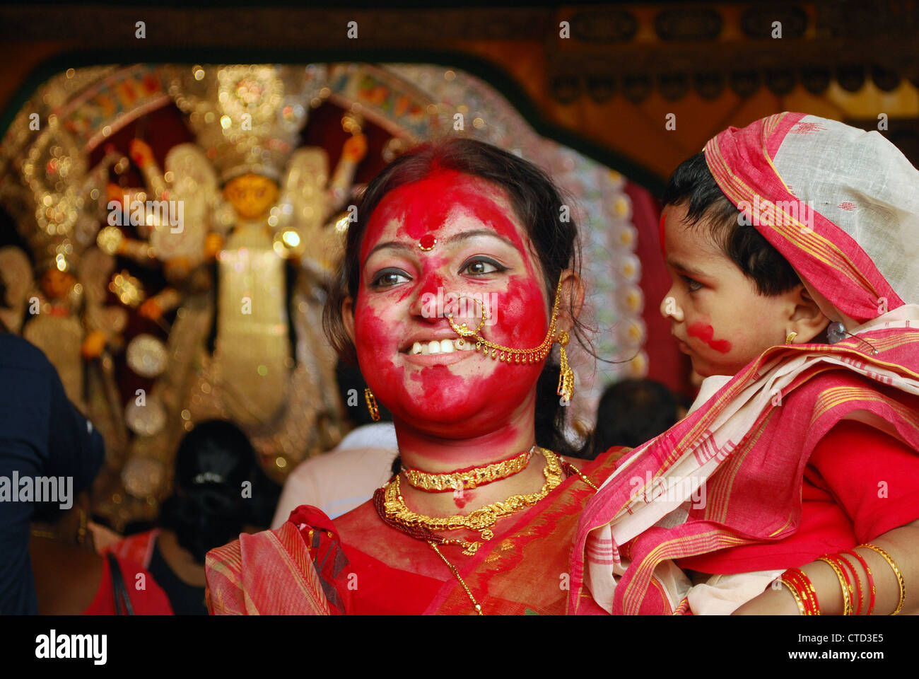La mère et l'enfant indien de vermillon, Banque D'Images