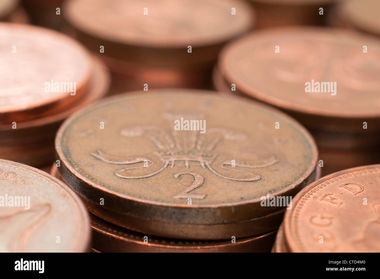 Deux pièces de cuivre pence dans une pile de pièces, UK £ Sterling Banque D'Images