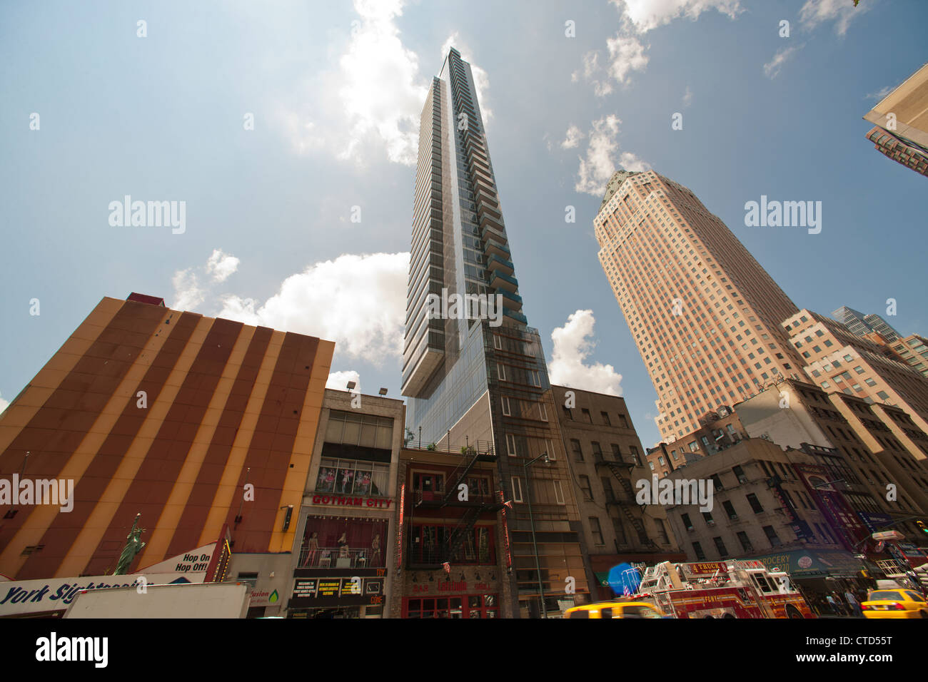 Gratte-ciel s'élève au-dessus de la vente au détail et dans le quartier de Clinton, New York Banque D'Images