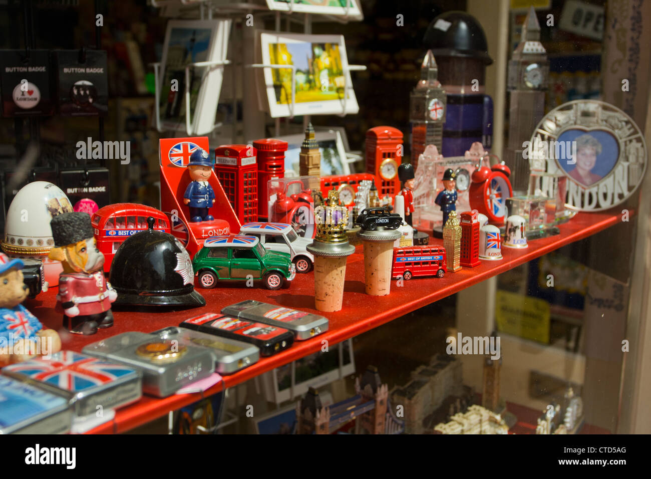 Boutique de souvenirs typiques d'affichage fenêtre à Londres, Angleterre Banque D'Images