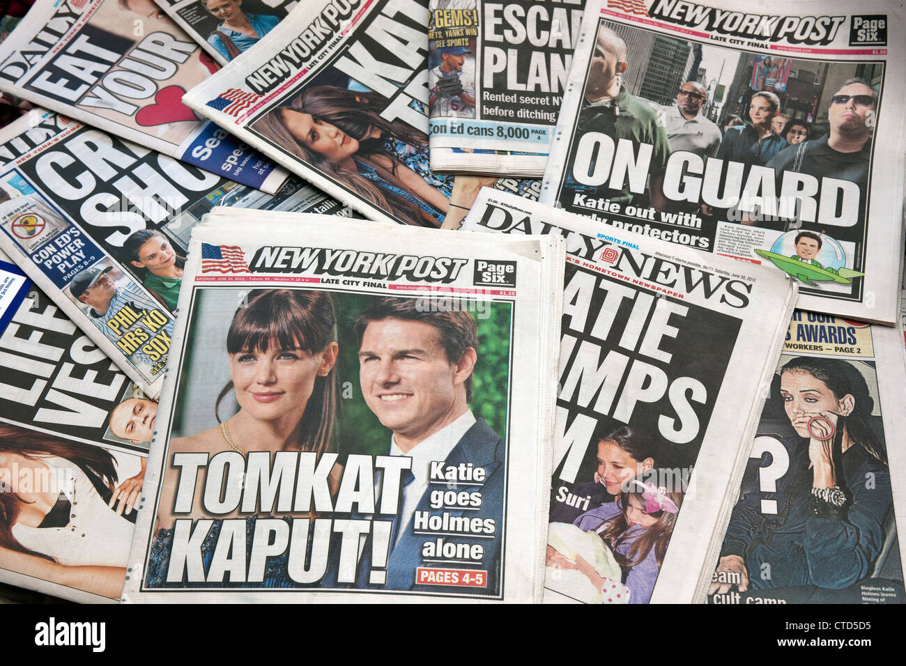 Les couvercles du New York Daily News et le New York Post rapport sur Katie Holmes demandez le divorce de Tom Cruise Banque D'Images