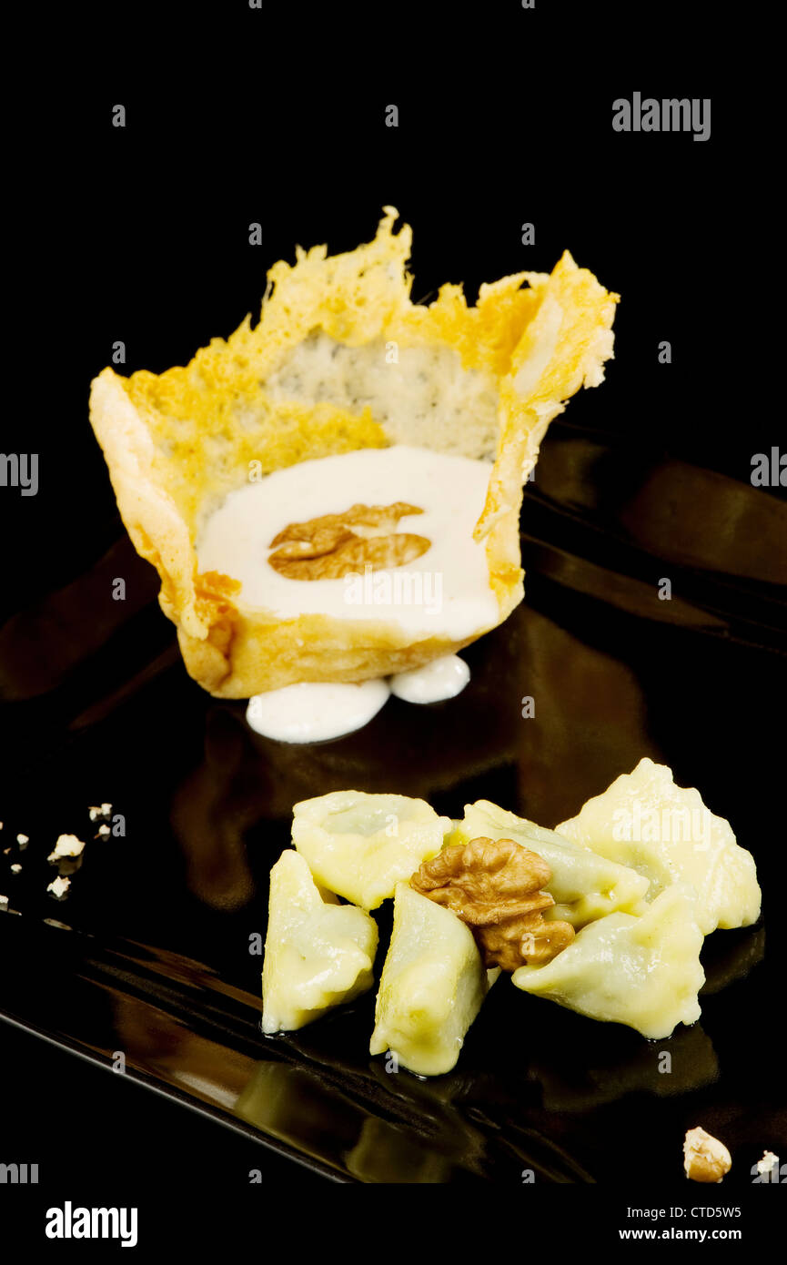 Maison typique avec fromage castelmagno agnolotti à peu Banque D'Images