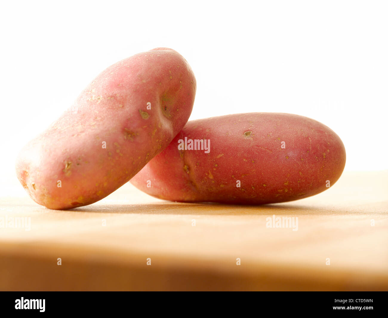 Pomme de terre rouge on cutting board Banque D'Images