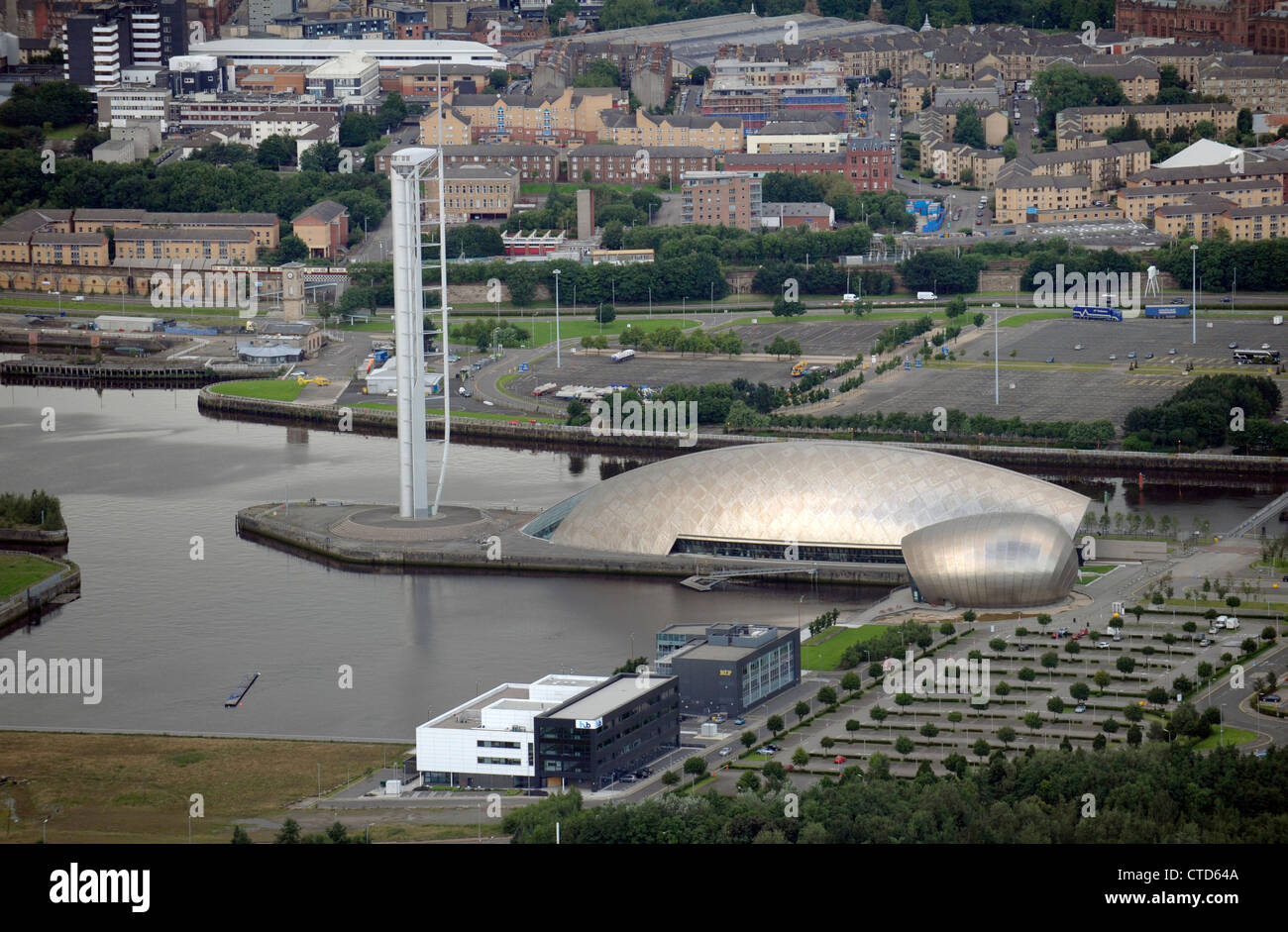 Vue aérienne de l'le Glasgow Science Centre, Tour et cinéma Imax sur la rivière Clyde Banque D'Images