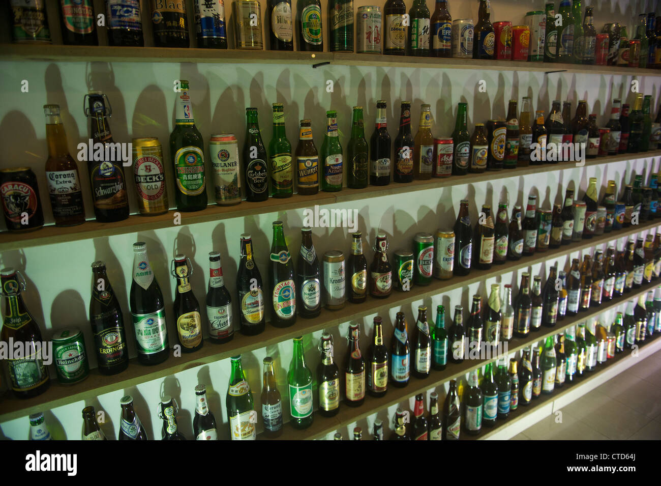 Diverses marques de bière d'être exposé au Musée de la bière Tsingtao à Qingdao, province de Shandong, Chine. 05-Jun-2012 Banque D'Images