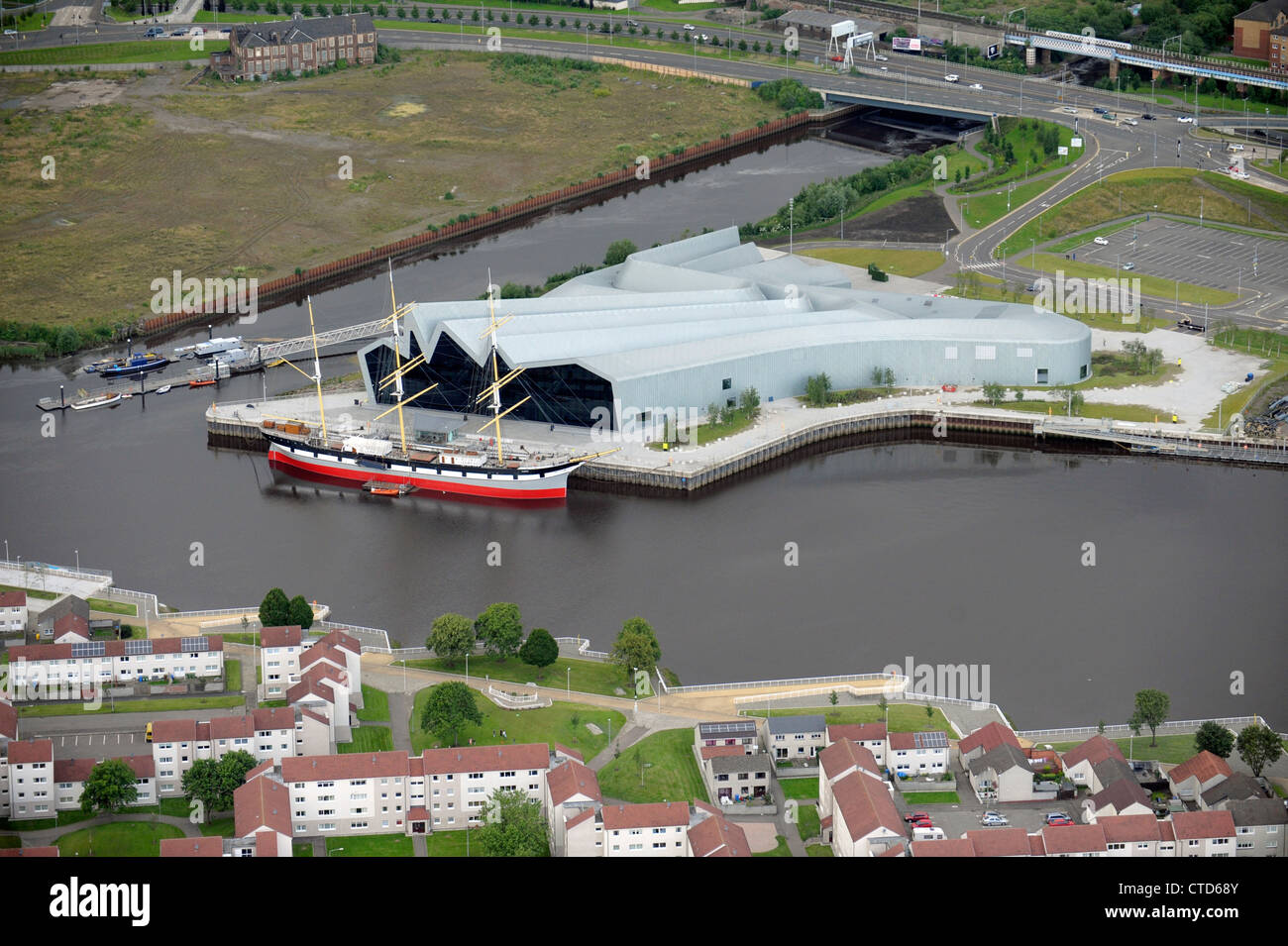 Vue aérienne de la SV Glenlee accosté le long du Glasgow Riverside Museum : Musée de l'Ecosse de Transport et voyages. Banque D'Images