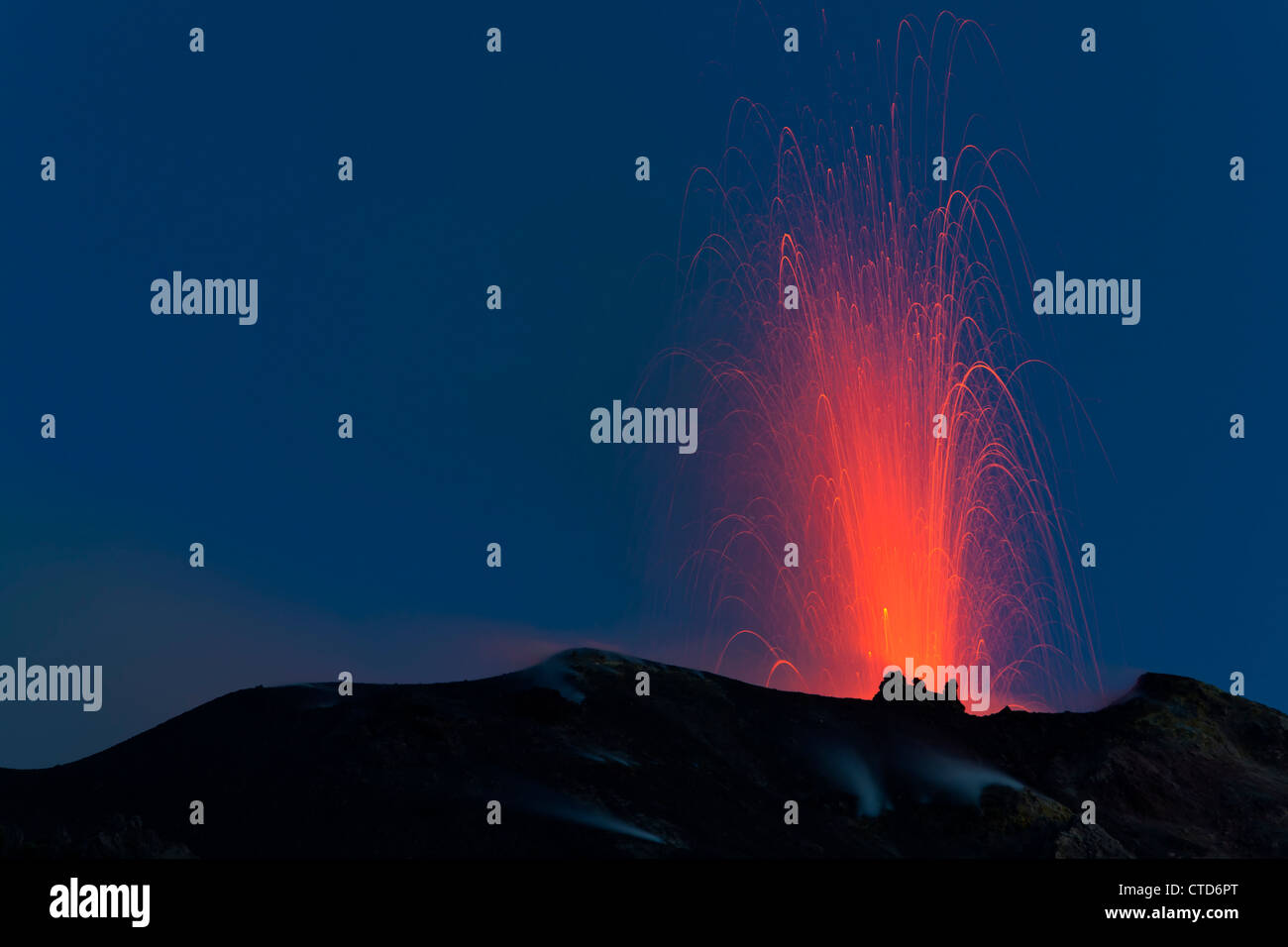 Éruptions volcaniques du volcan Stromboli, Iles Eoliennes, Italie Banque D'Images