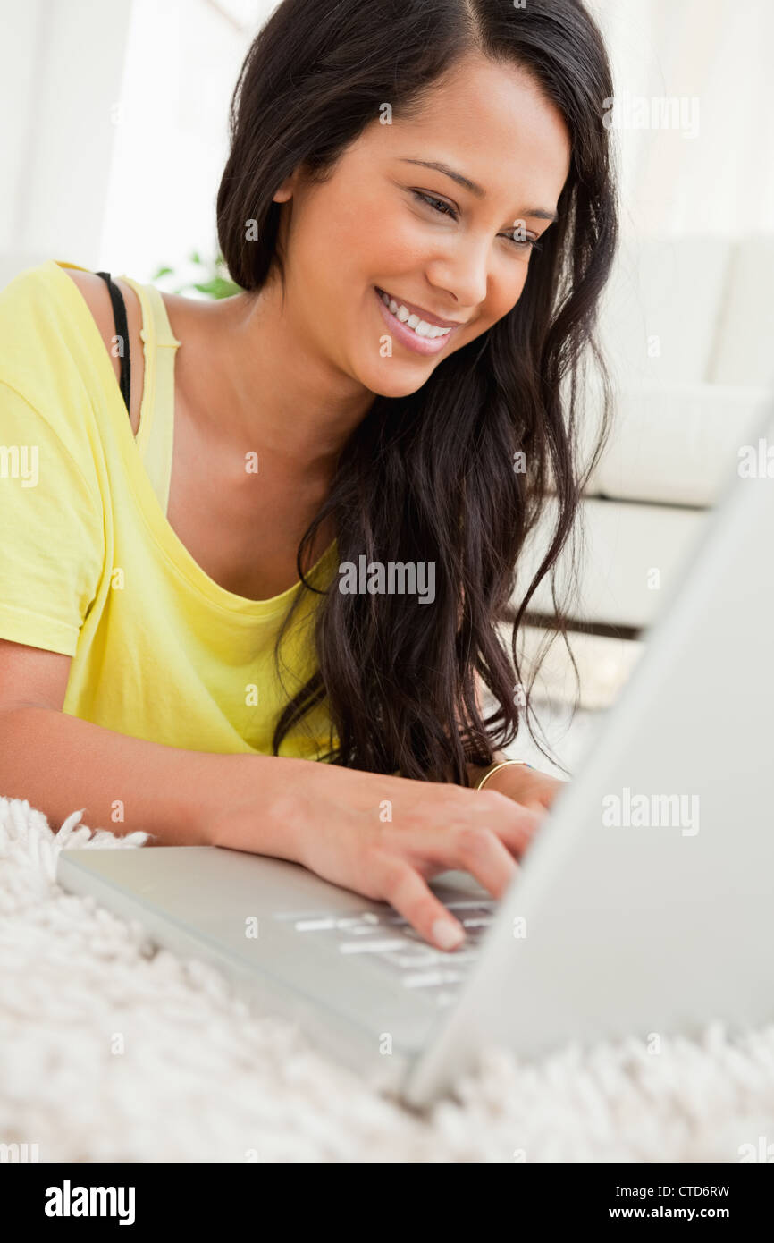 Close-up of a transmission de l'chat sur un ordinateur portable Banque D'Images
