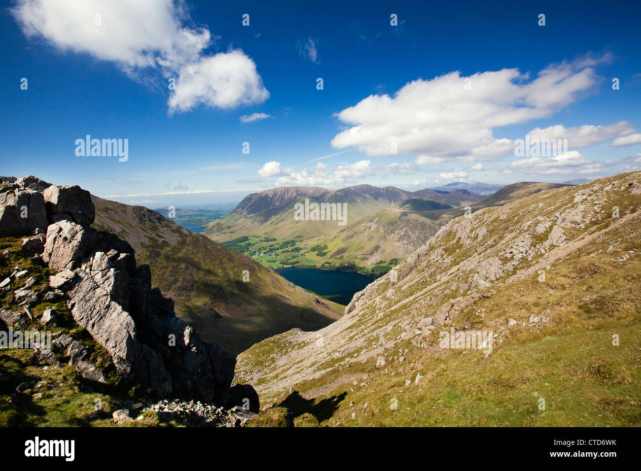 Buttermere Lake Vue de haut sur la montagne de foin Grasmoor en distance, le Lake District Cumbria UK Angleterre Lakeland Banque D'Images