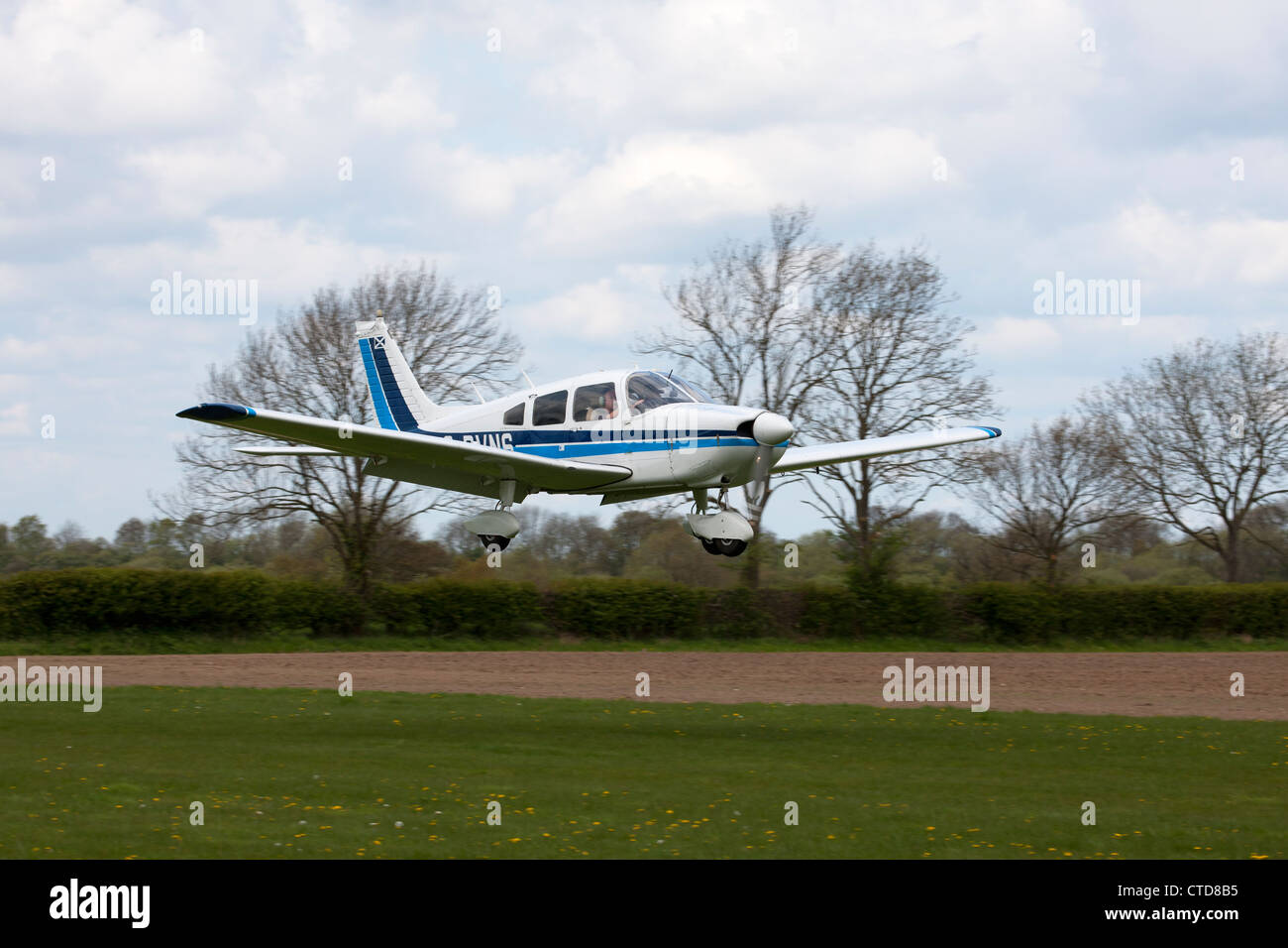 Piper PA-28-181 Cherokee Archer 11 G-BVNS atterrissage à Breighton Airfield Banque D'Images