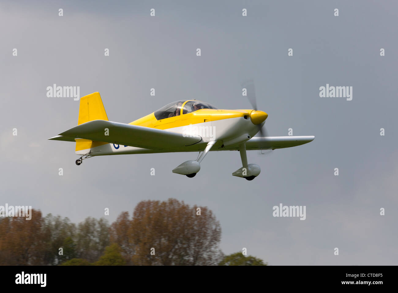 Cars RV-6 G-BZRV le décollage de Breighton Airfield Banque D'Images