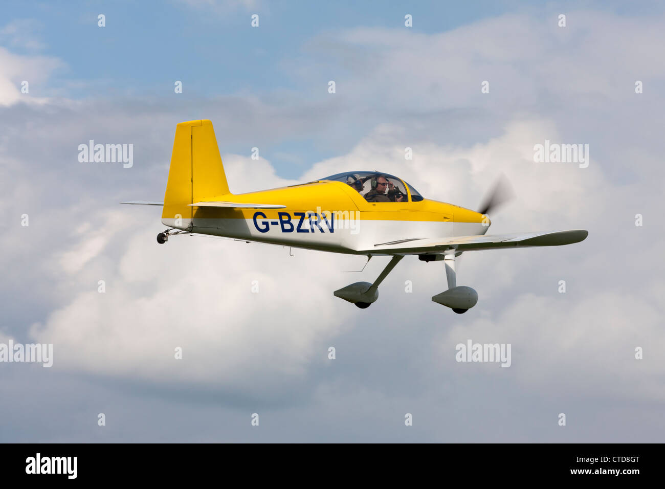 Cars RV-6 G-BZRV en vol au dessus de l'Aérodrome de Breighton Banque D'Images