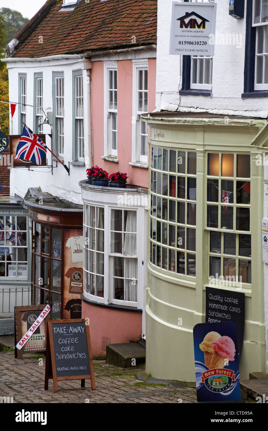 Magasins à Quay Hill, Lymington, Hampshire Royaume-Uni en juillet Banque D'Images