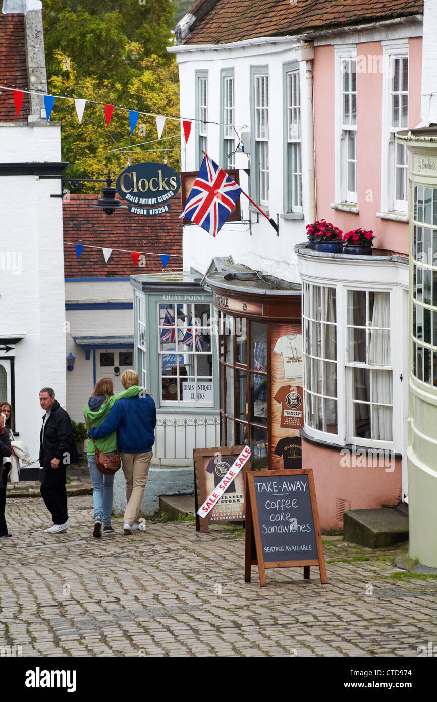 Les touristes explorent la rue pavée et les boutiques de Quay Hill, Lymington, Hampshire UK en juillet Banque D'Images