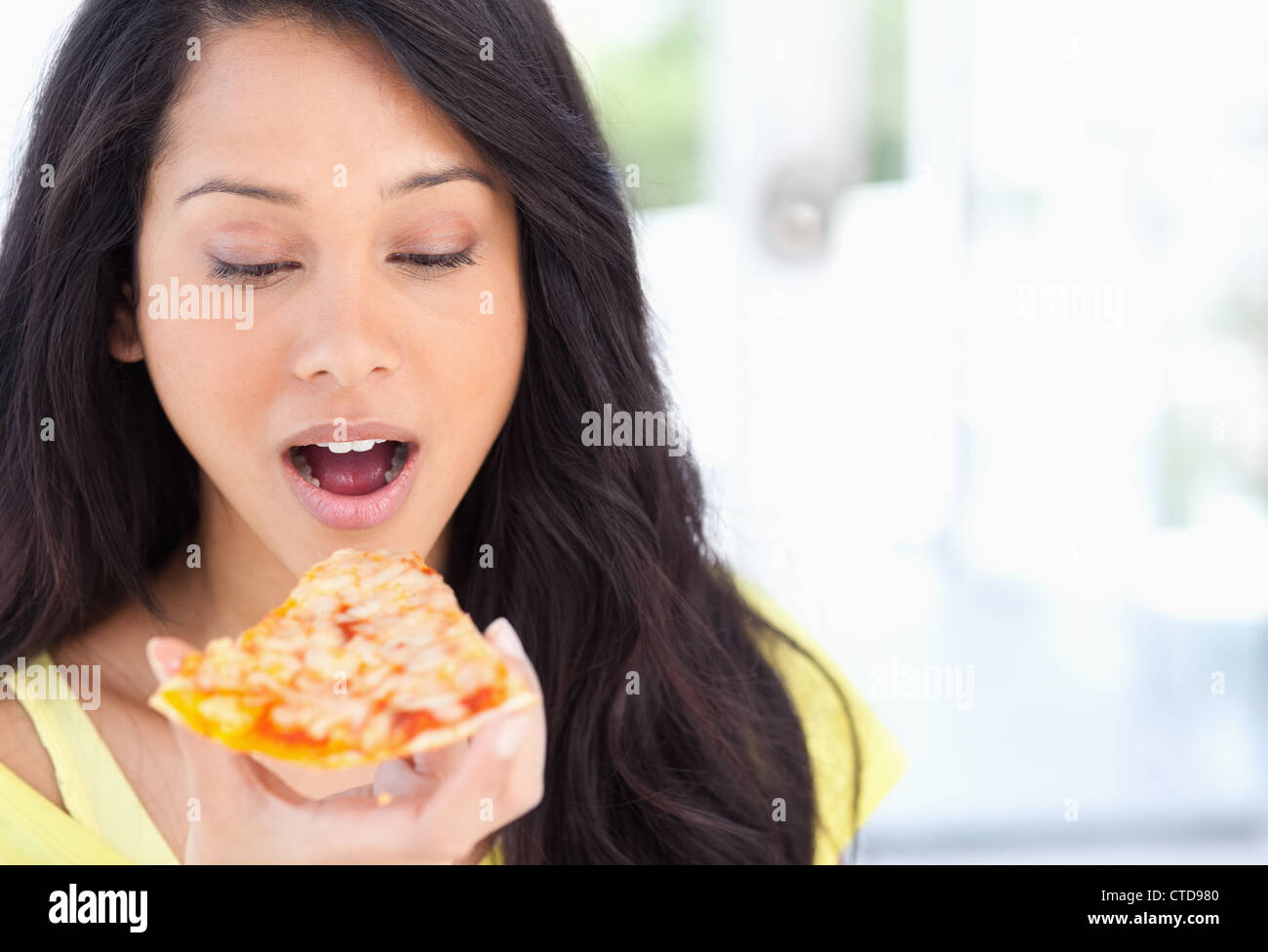 Une femme sur le point de manger une pointe de pizza Banque D'Images