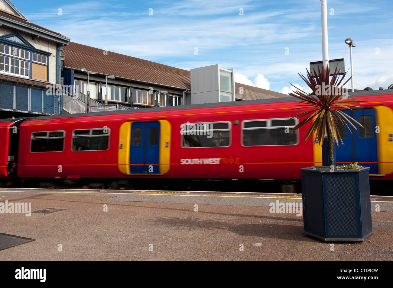 En train Les trains de l'ouest du sud coloré livery en attente à Clapham Junction Railway station, Londres, Angleterre. Banque D'Images