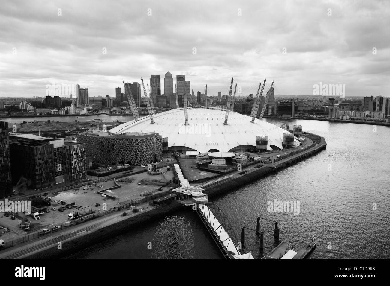 Vue aérienne de l'O2 Arena à Greenwich avec Canary Wharf en arrière-plan, Londres UK Banque D'Images