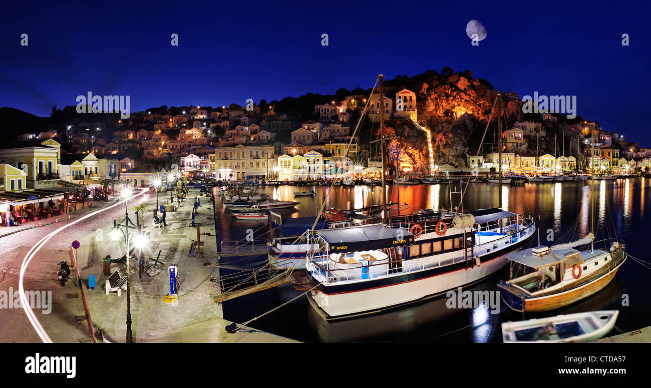 Le port de Symi par nuit avec des bateaux Banque D'Images