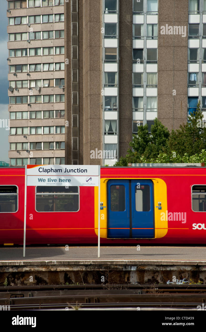 Inscrivez-vous sur la plate-forme de Clapham Junction, le plus achalandé de la Grande-Bretagne et de la gare, des trains dans le sud-ouest de l'Angleterre, livrée. Banque D'Images