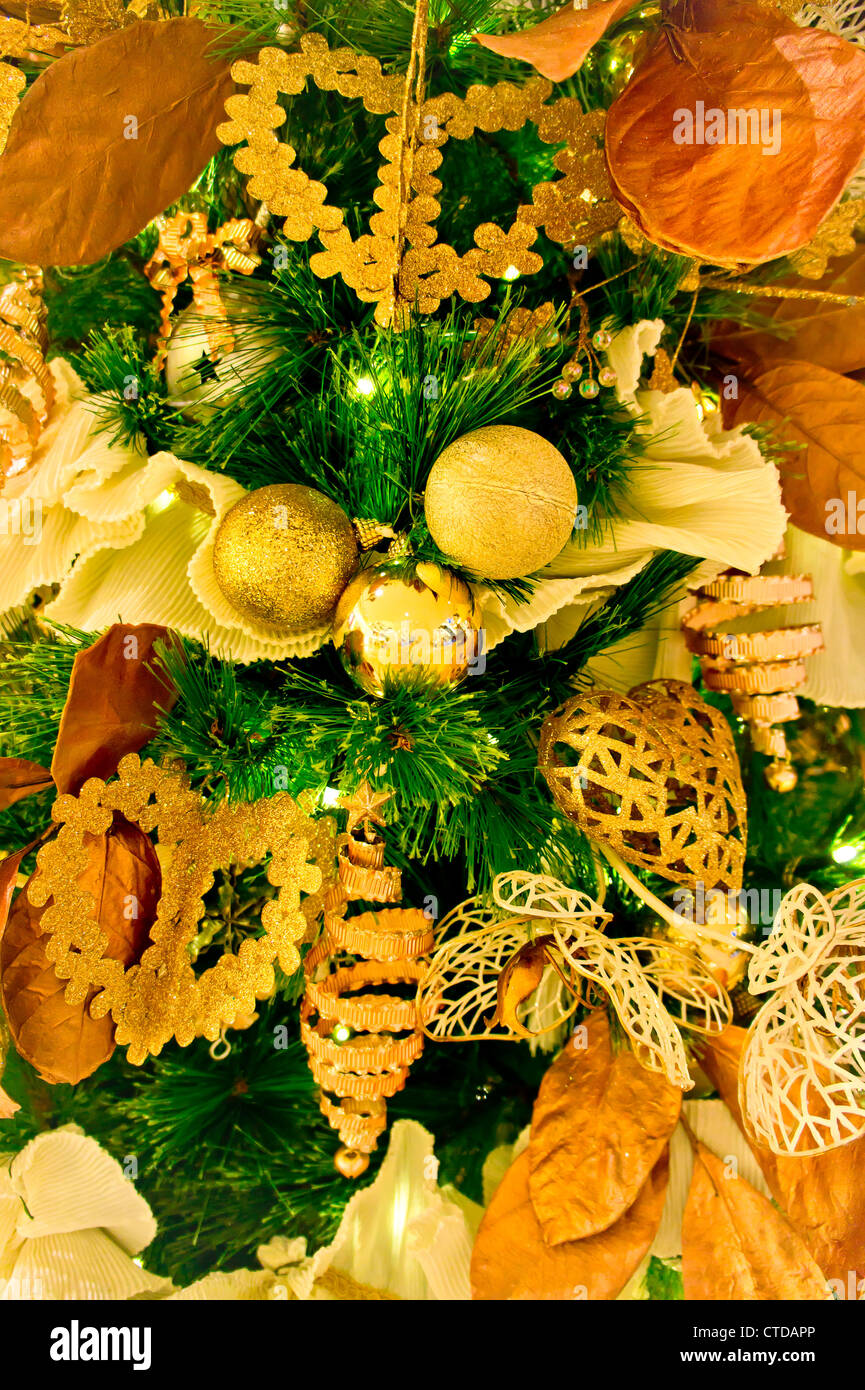 Détail des ornements de Noël pour un arbre de Noël en format vertical Banque D'Images