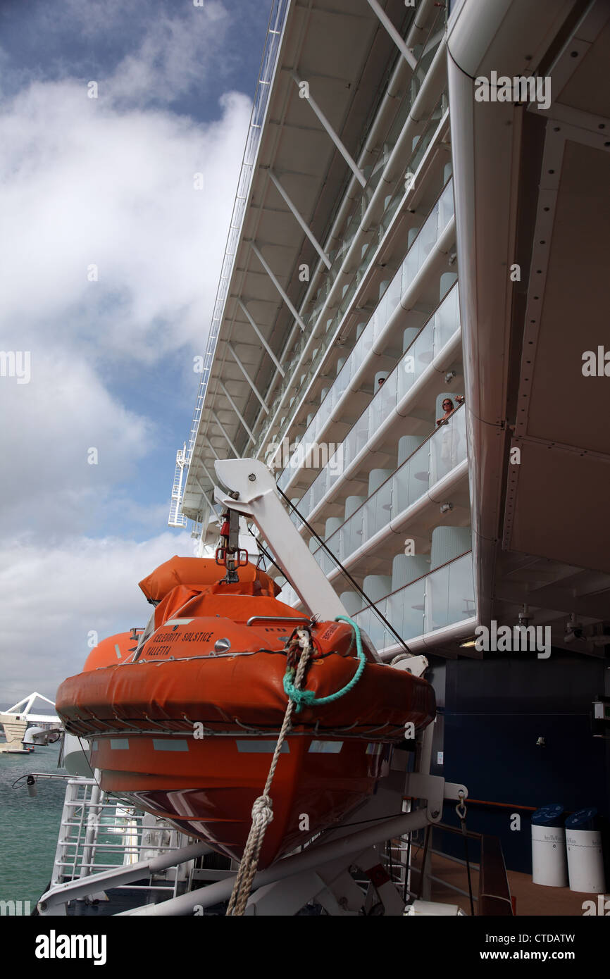 Solstice MV, navire de croisière de luxe amarré à Barcelone, montrant lifeboat Banque D'Images