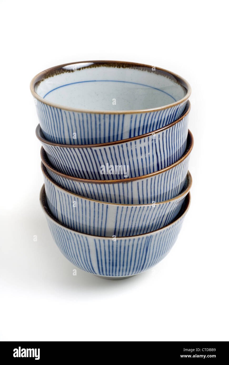 Pile de Chinese eating bowls empilés sur fond blanc. Banque D'Images