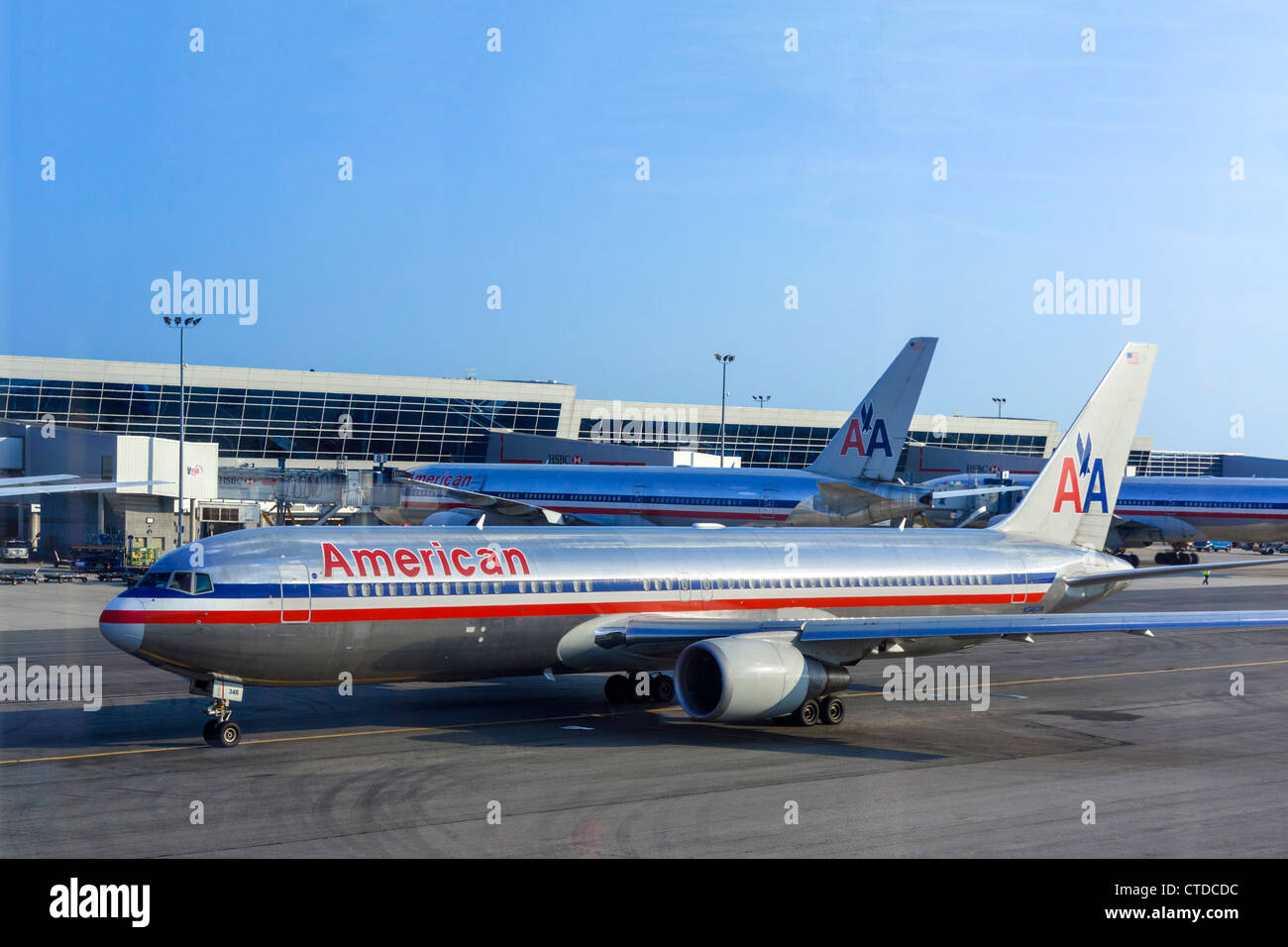 Un Boeing 767-300 d'American Airlines au sol à partir de la porte à l'aéroport JFK, New York, USA Banque D'Images