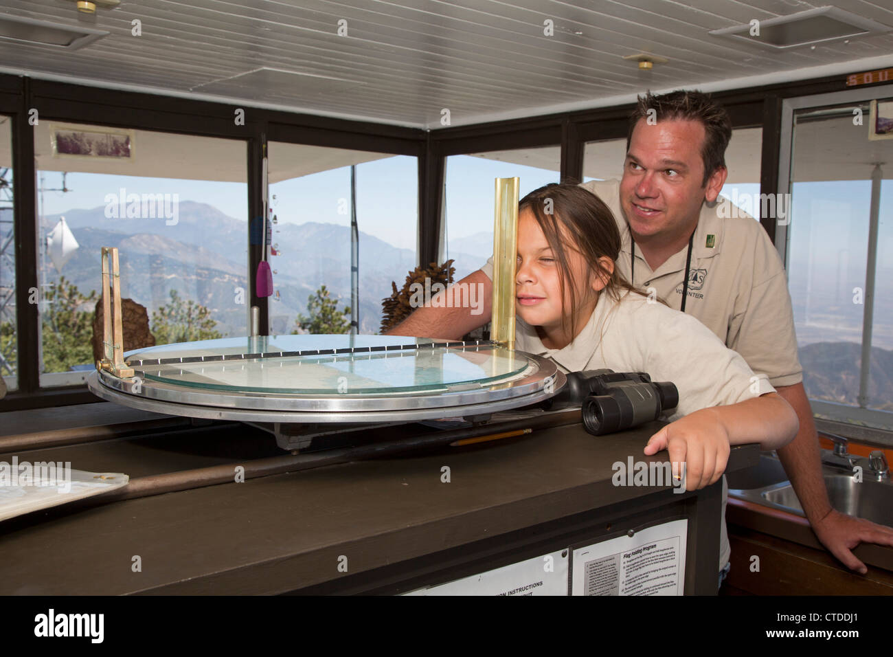 Les vigies bénévoles au Service des forêts des États-Unis Fire Tower Banque D'Images