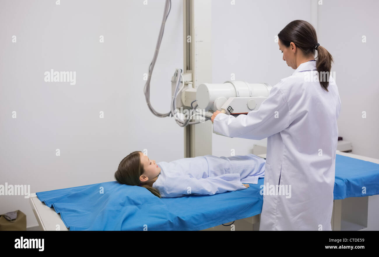 Médecin faisant une radiographie sur une fille Banque D'Images