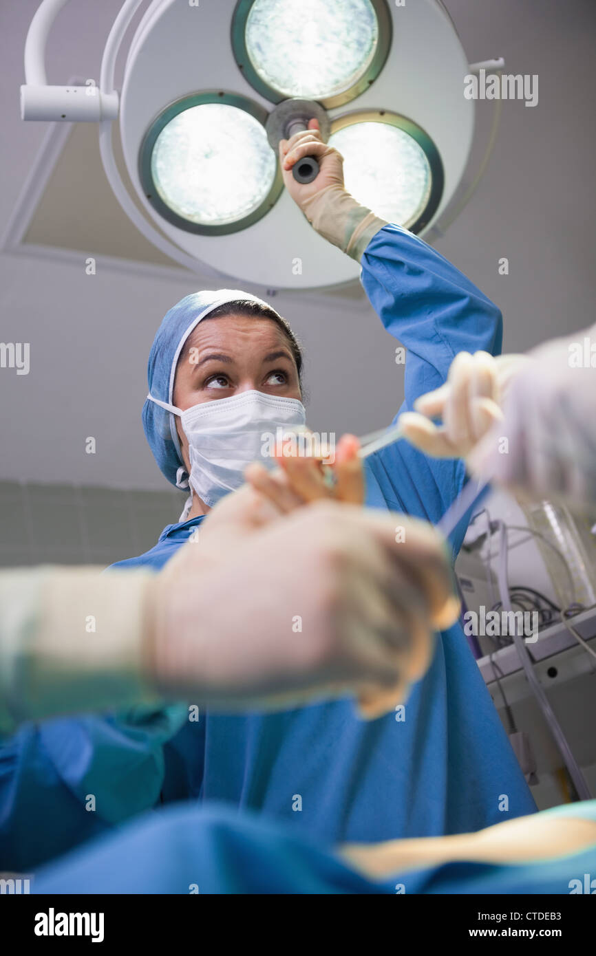 L'équipe chirurgicale chirurgie sous les feux Banque D'Images