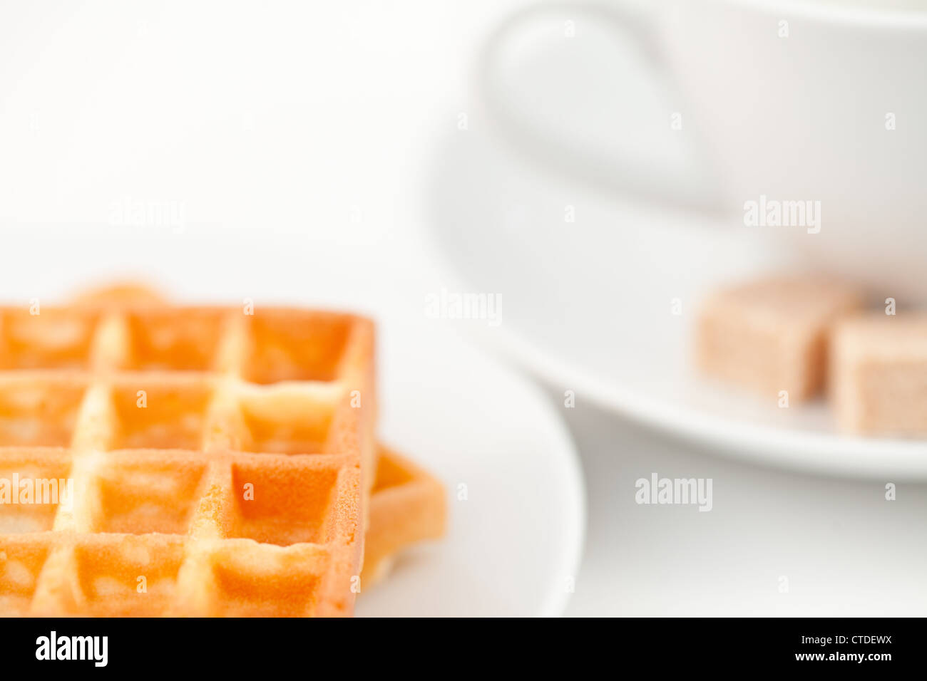 Les gaufres de sucre et de café on white plate Banque D'Images