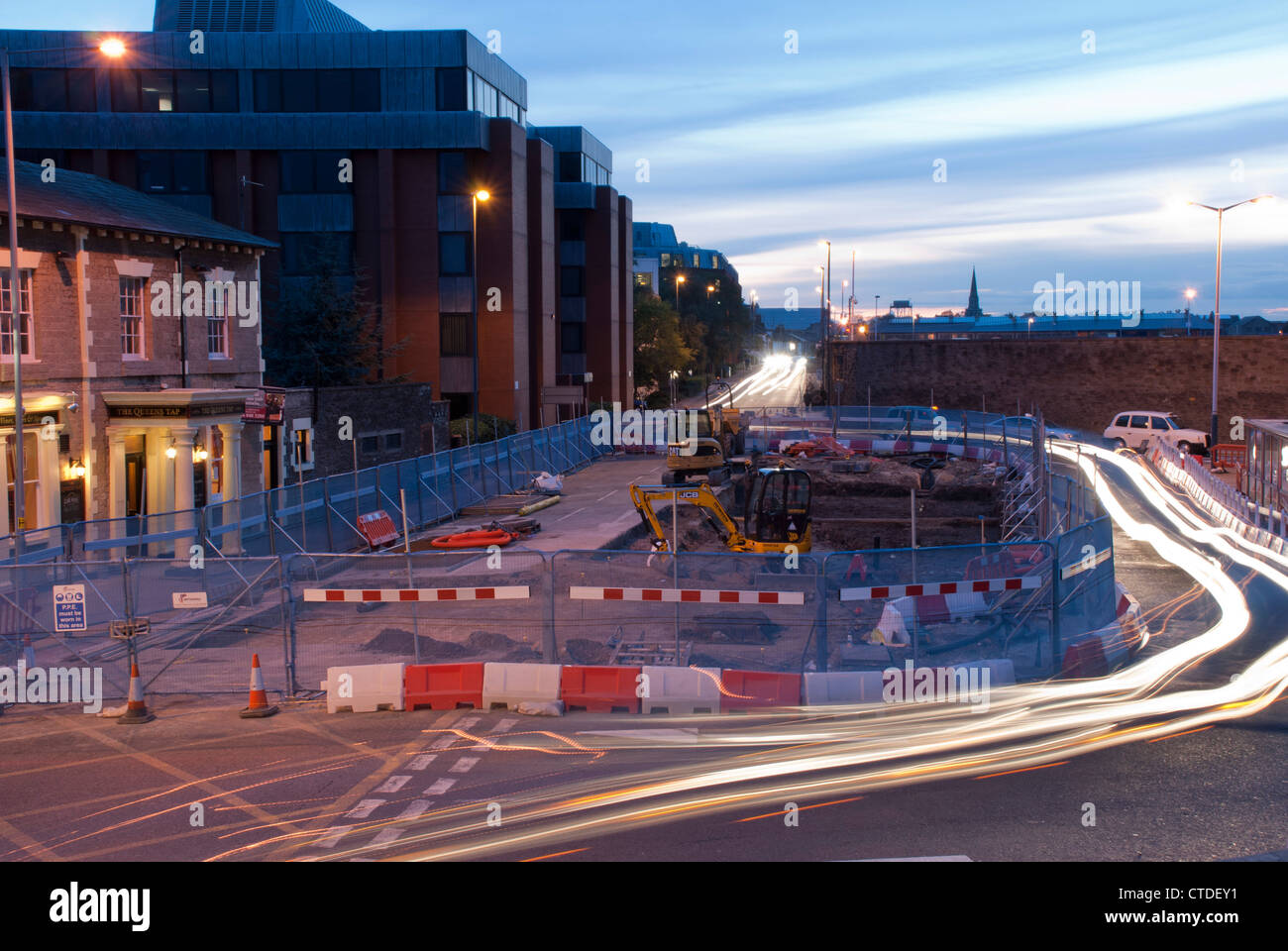 Les travaux de construction par Britannia Construction sur le parvis de la gare ferroviaire de Swindon de nuit avec légèreté. Banque D'Images