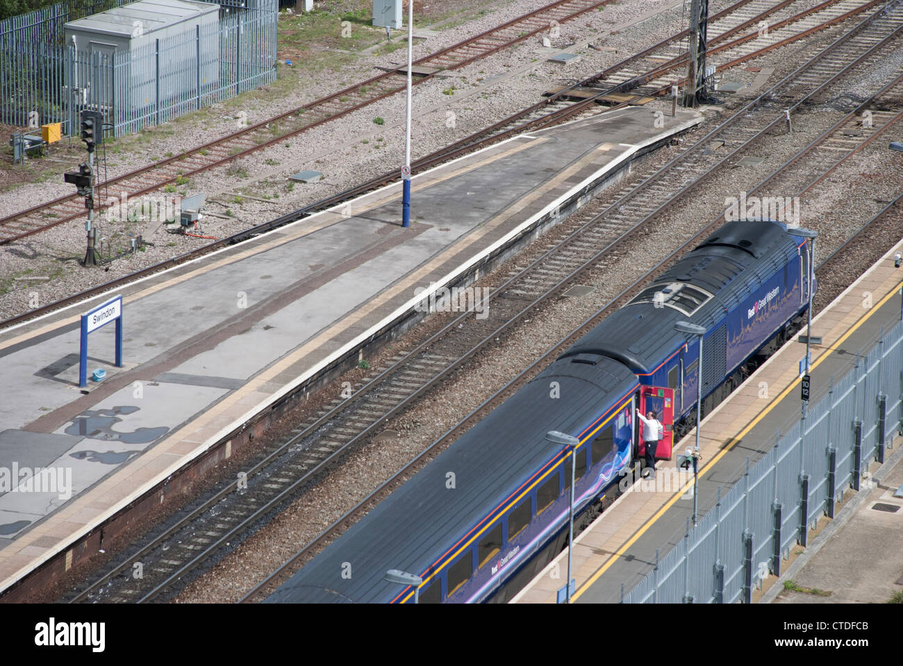 Un premier train en direction ouest de Great Western attend de quitter la gare de Swindon sur un matin ensoleillé. Banque D'Images
