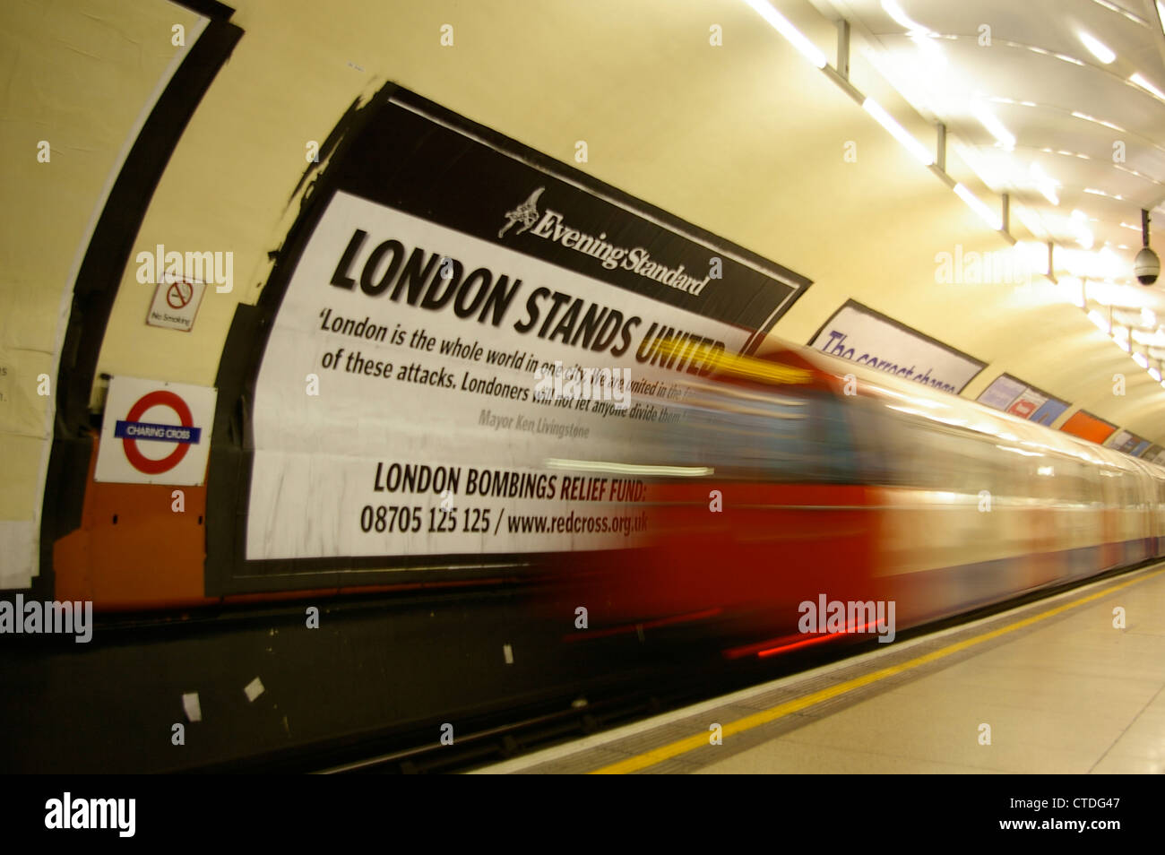 Une ligne de métro Bakerloo jusqu'à la station de métro Charing Cross Banque D'Images