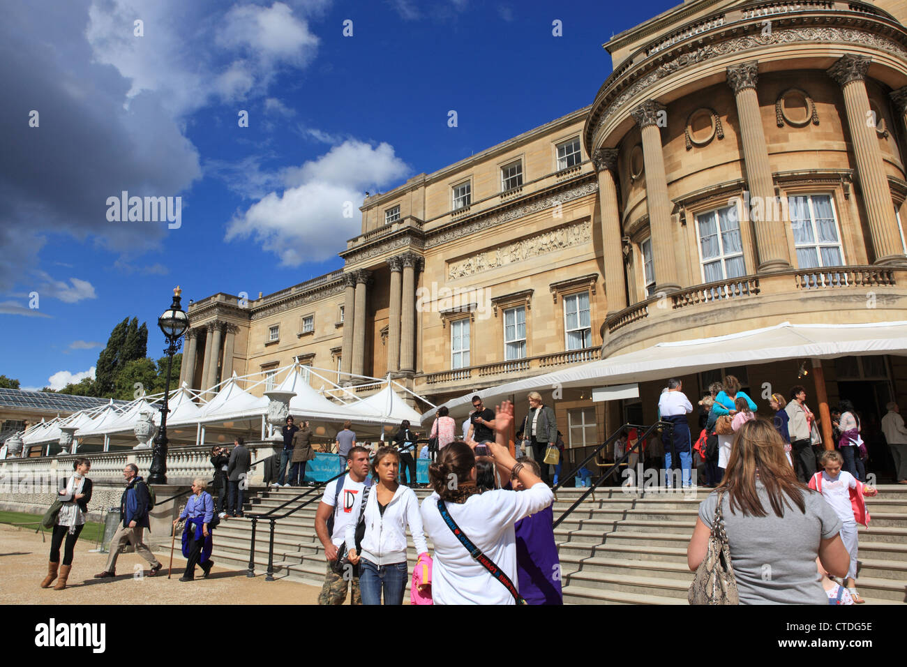 Les touristes dans les jardins de Buckingham Palace, dans le centre de Londres, UK Banque D'Images