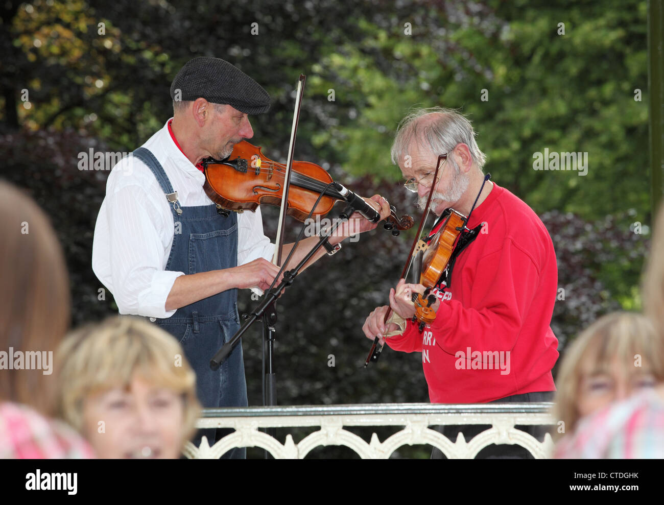 Old Time Fiddlers jouant de la musique folk des Appalaches au grand événement de danse en Angleterre Northumberland Hexham Banque D'Images