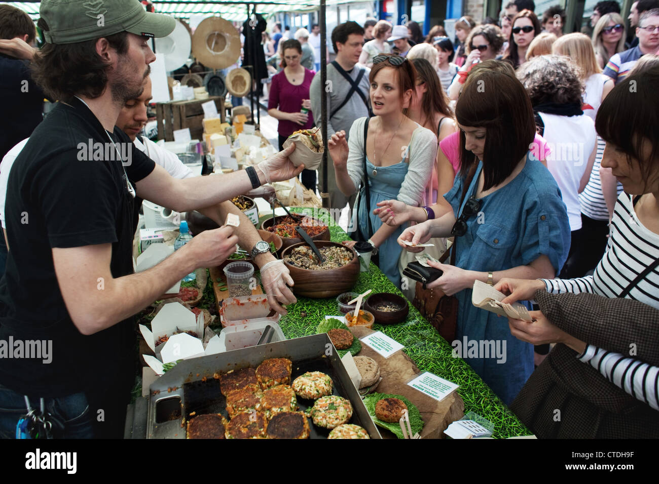 Le Broadway Market est remplies de consommateurs affamés et le décrochage Veggie burger est occupé. Banque D'Images