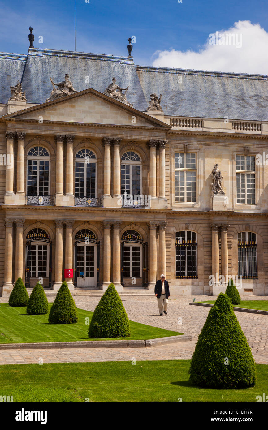 L'homme sortant de l'entrée principale de l'hôtel de Soubise, maintenant les Archives Nationale, Paris France Banque D'Images