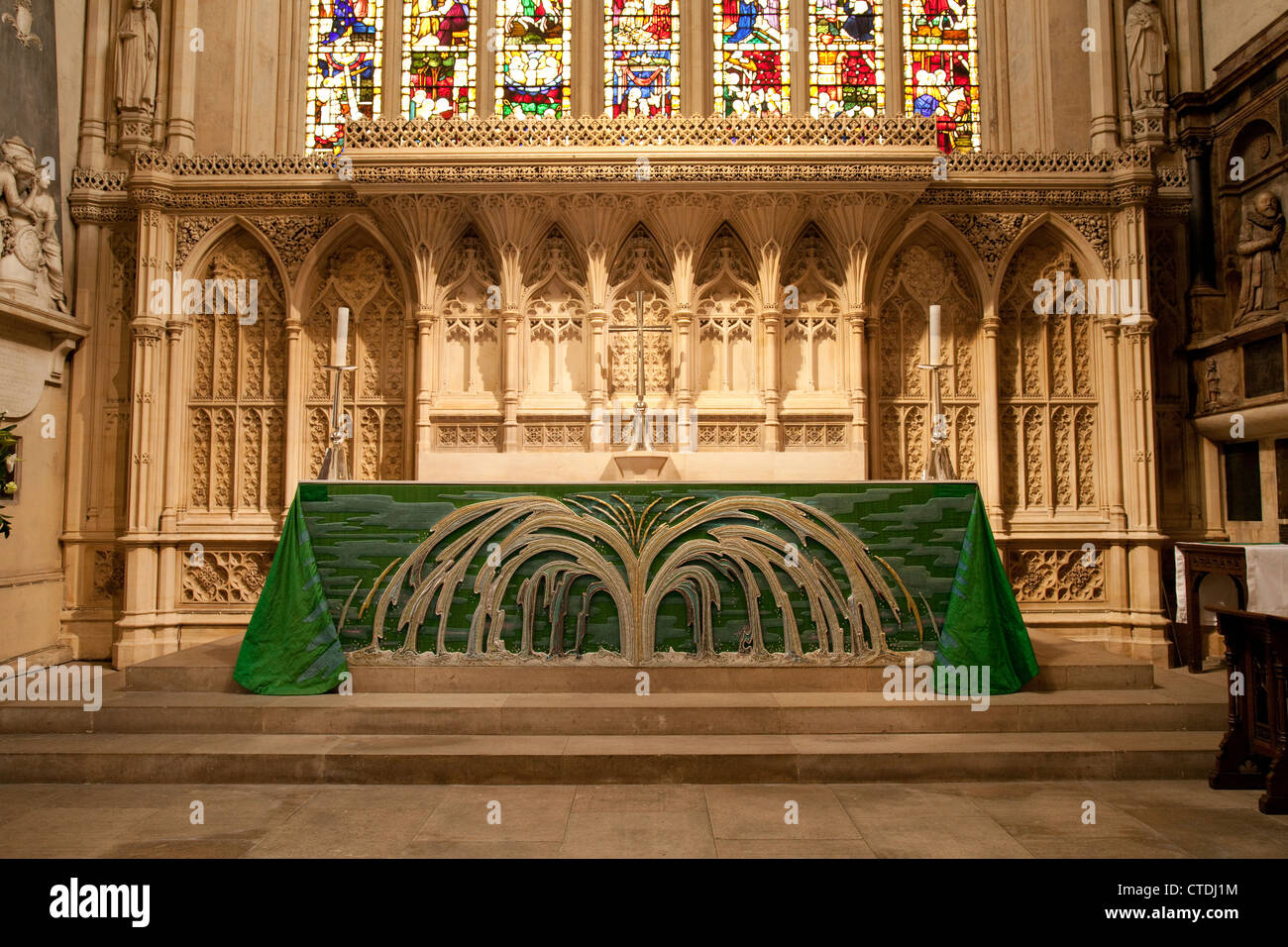 L'autel, à l'extrémité, l'abbaye de Bath, Somerset, Royaume-Uni Banque D'Images