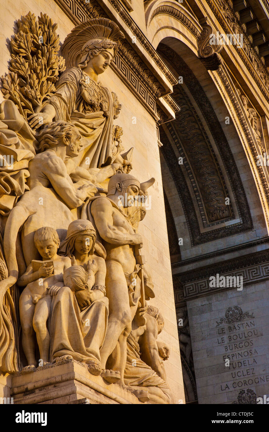 Figures de pierre sculpté sur l'Arc de Triomphe, Paris France Banque D'Images