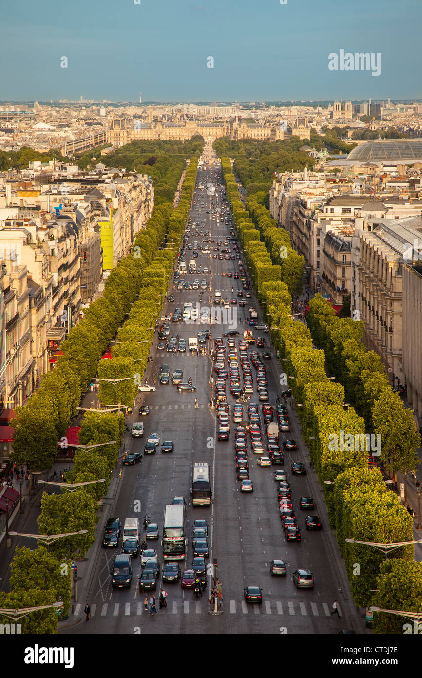 Vue vers le bas des Champs Elysées à partir du haut de l'Arc de Triomphe,  Paris France Photo Stock - Alamy