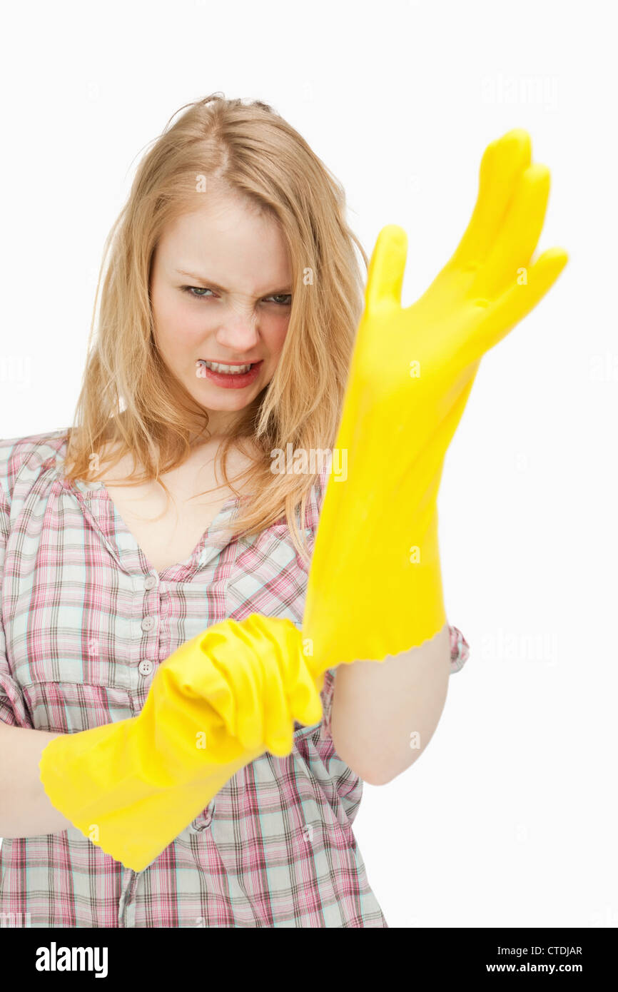 Furieux femme portant des gants de nettoyage Banque D'Images
