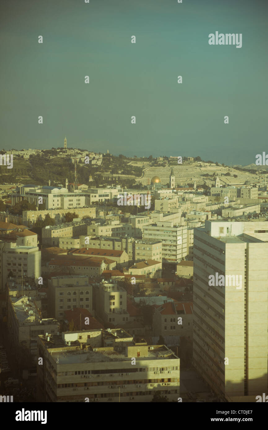 Vintage vue sur Jérusalem à travers la vitre de la fenêtre ancienne Banque D'Images
