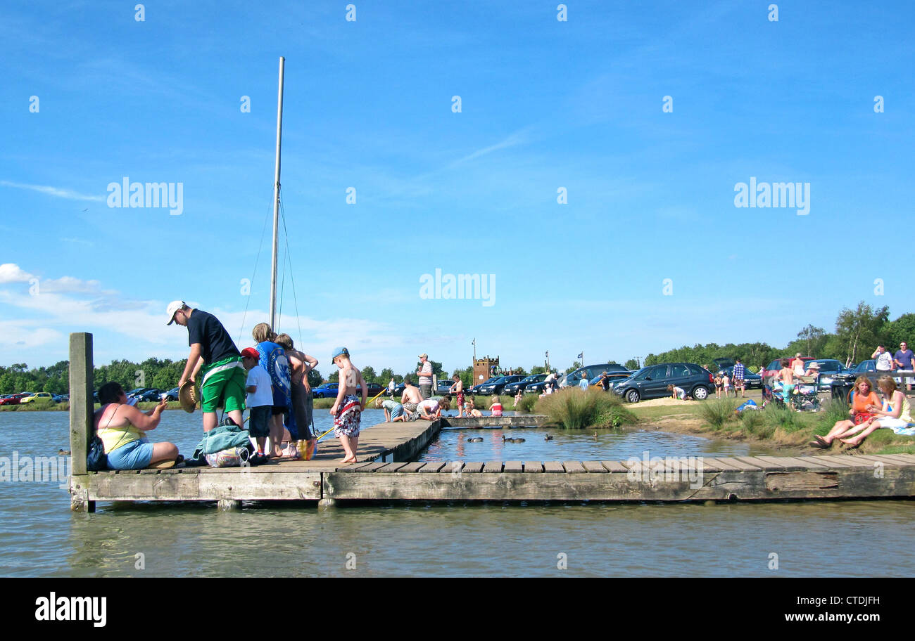 Les gens assis autour de la jetée sur le lac, à l'eau Bosworth Trust Camping, dans le Warwickshire Banque D'Images