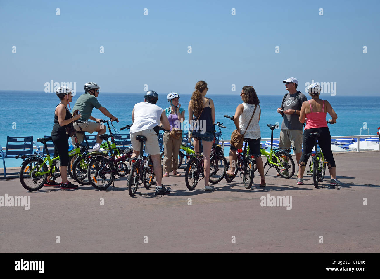 Groupe de cycle sur la promenade, Nice, Côte d'Azur, Alpes-Maritimes, Provence-Alpes-Côte d'Azur, France Banque D'Images
