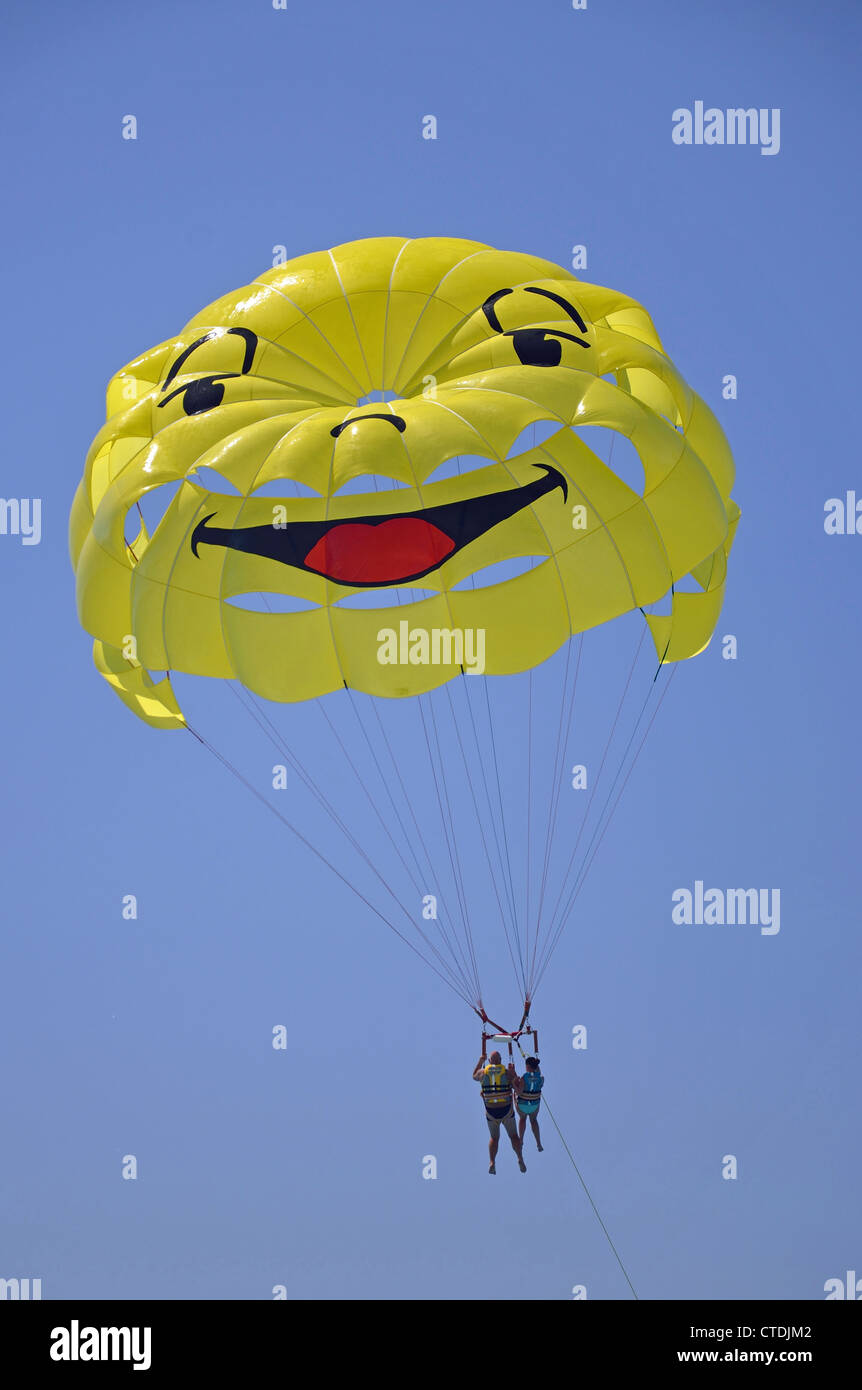 Le Parapente à partir de la plage à Nice, Côte d'Azur, Alpes-Maritimes, Provence-Alpes-Côte d'Azur, France Banque D'Images