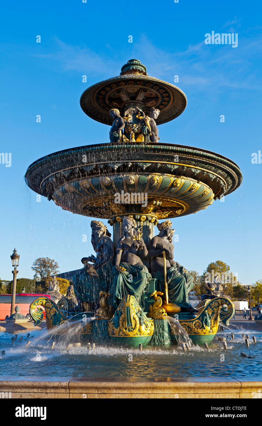 L'une des deux fontaines de Paris à la place de la Concorde, la Fontaine Maritime est superbement baroque. Banque D'Images