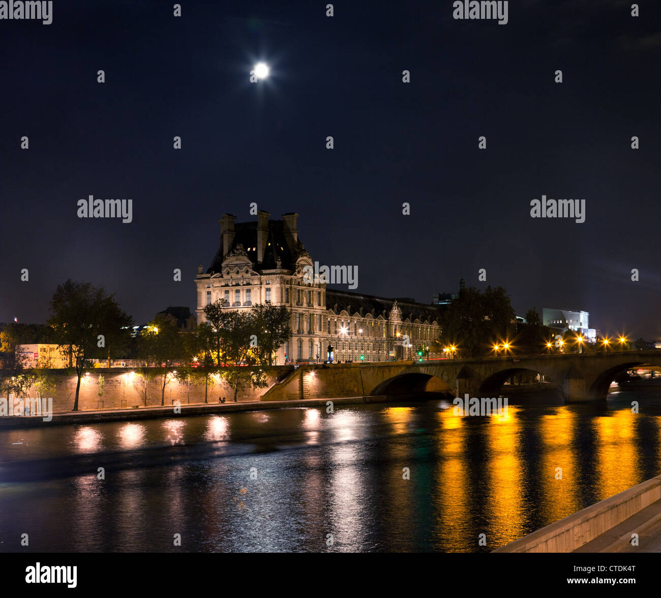 Paris : La Seine et une tour du Louvre de nuit comme vu du quai Anatole France, avec le Pont Royale sur le mi-droite. Banque D'Images
